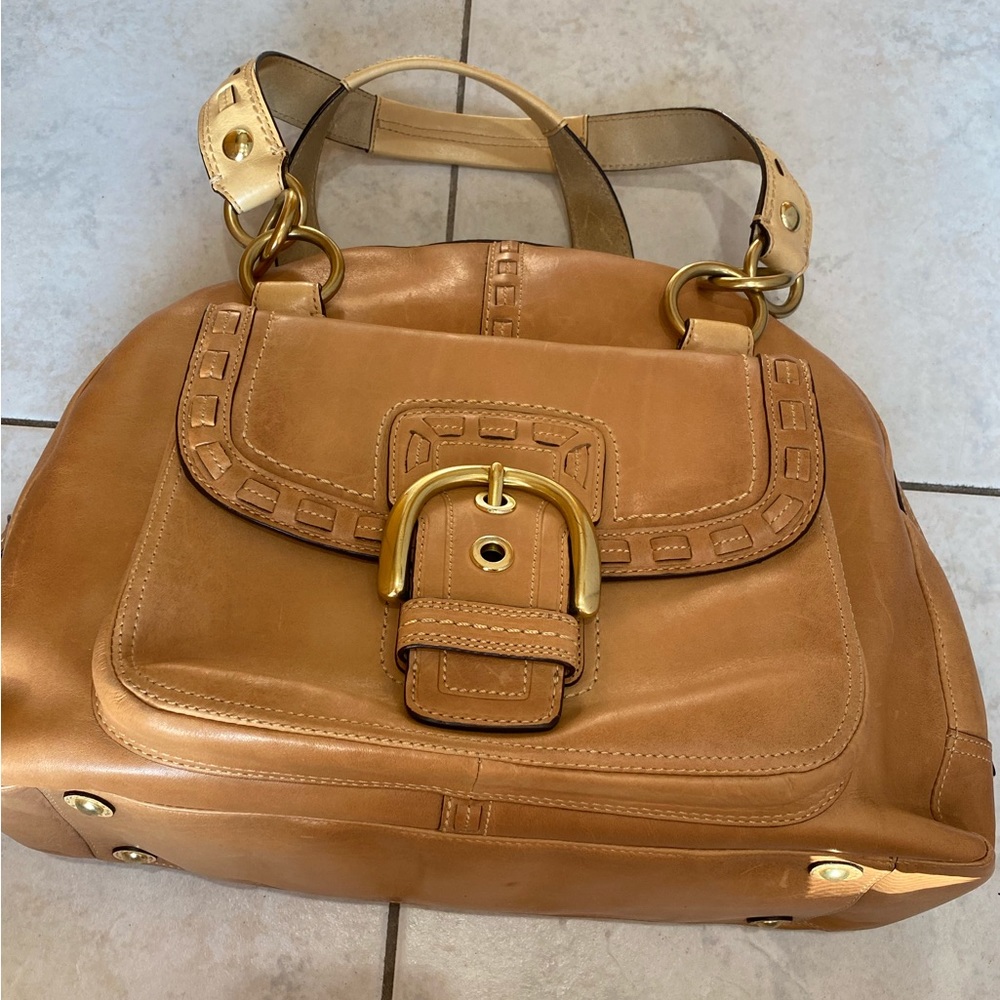 Beautiful leather Coach shoulder bag